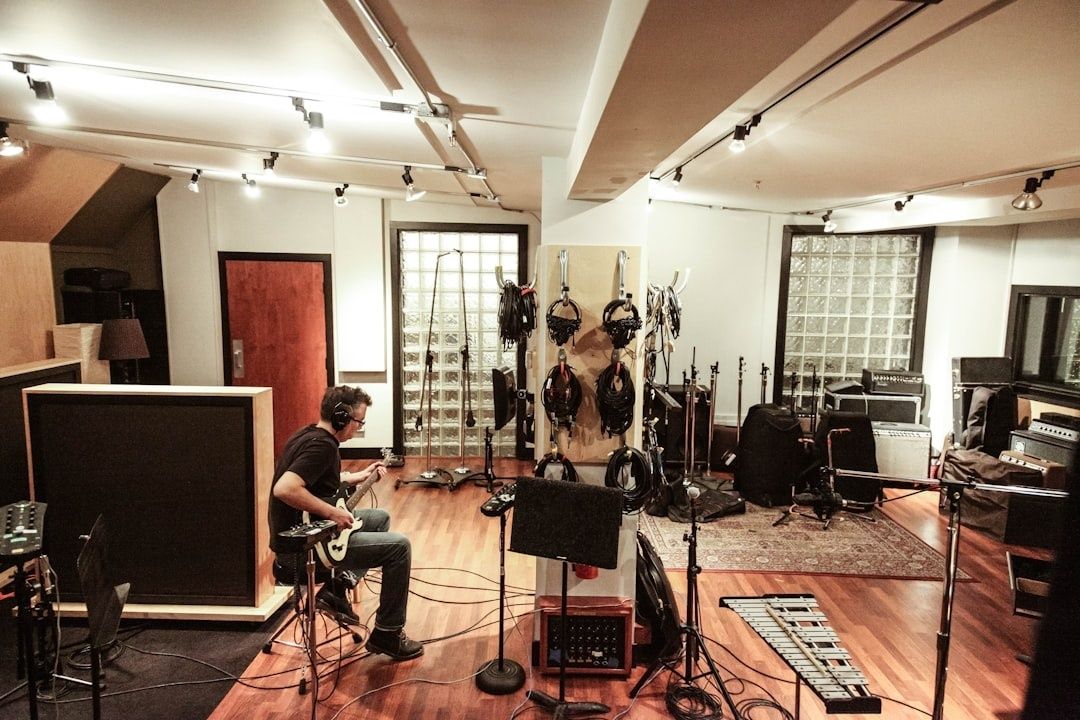 Musikstudio mit Akustikelementen, Instrumenten und Kabeln im Proberaum