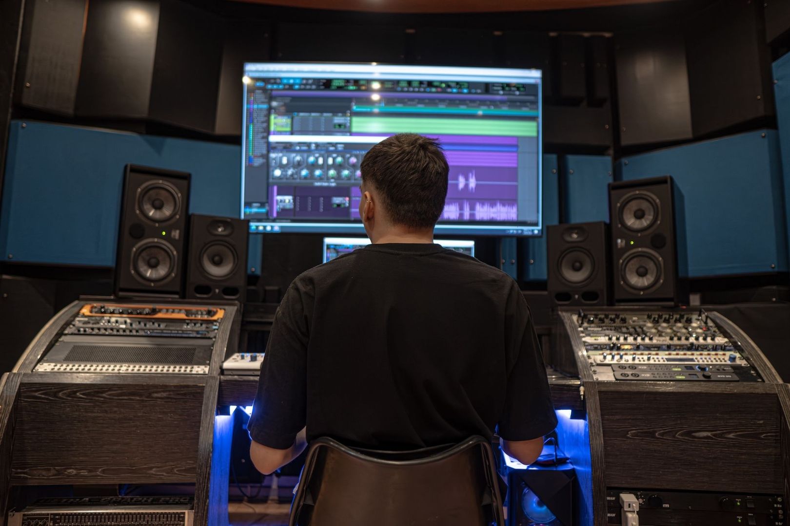 Person arbeitet im Tonstudio an einer digitalen Audio-Workstation